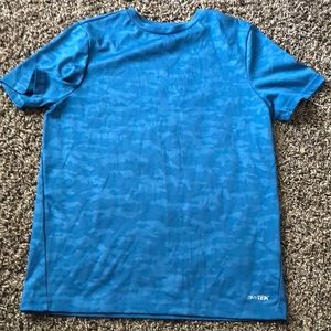 Boys teal camouflage print dry fit shirt. Size M (10/12)